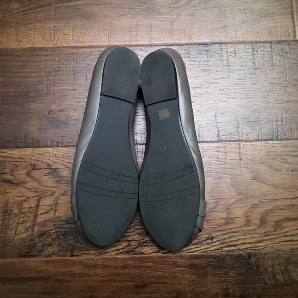 You by Crocs Ruffled Toe Leather Flats Grey Size 9 - Picture 6 of 6